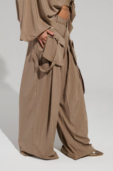 TALK ABOUT ME TROUSER IN BROWN