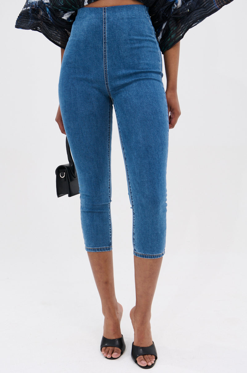 FLEX FIT MEDIUM WASH CAPRI