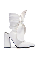 AZALEA WANG DYMPHNA WHITE CHUNKY TIE UP PUMP