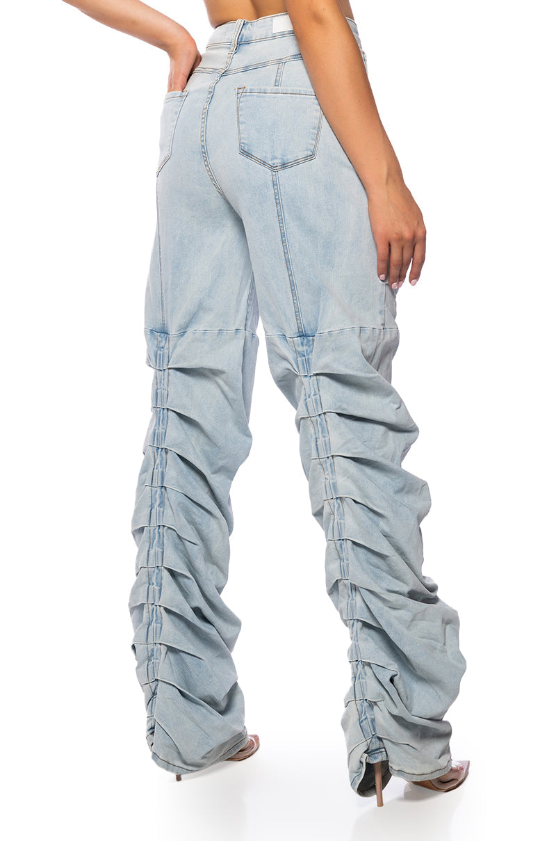 NEVER CHANGE RUCHED RELAXED FIT JEANS IN LIGHT BLUE DENIM